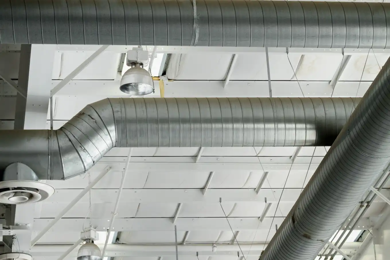 przewody wentylacyjne w&nbsp;zakładzie przemysłowym